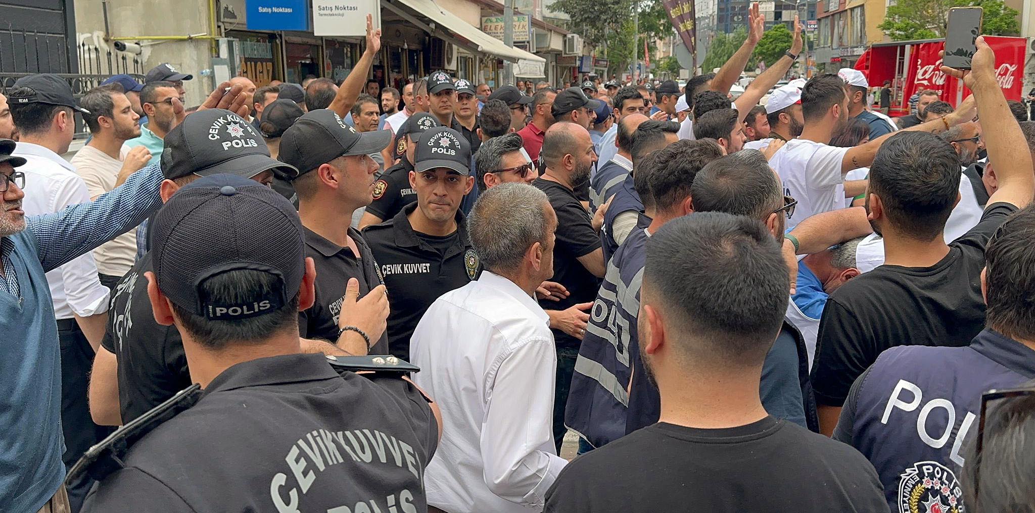 Iğdır Belediyesi'nde İşten Çıkarılan İşçilerin Oturma Eylemi Devam Ediyor