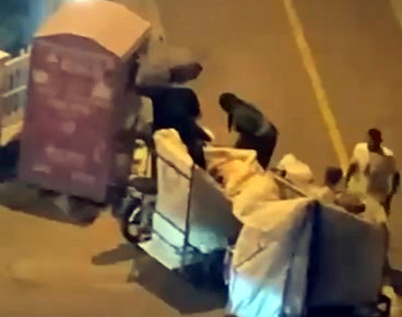 Avcılar ilçesinde Türkiye Sakatlar Derneği’ne destek amacıyla konulan giysi kumbarasından
