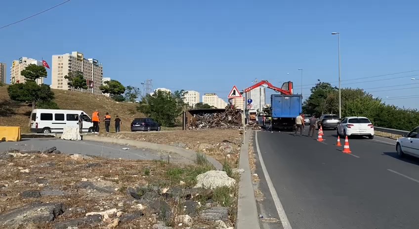 Avcılar’da demir hurdası taşıyan kamyon, sürücüsünün kontrolünü kaybetmesi sonucu devrildi.