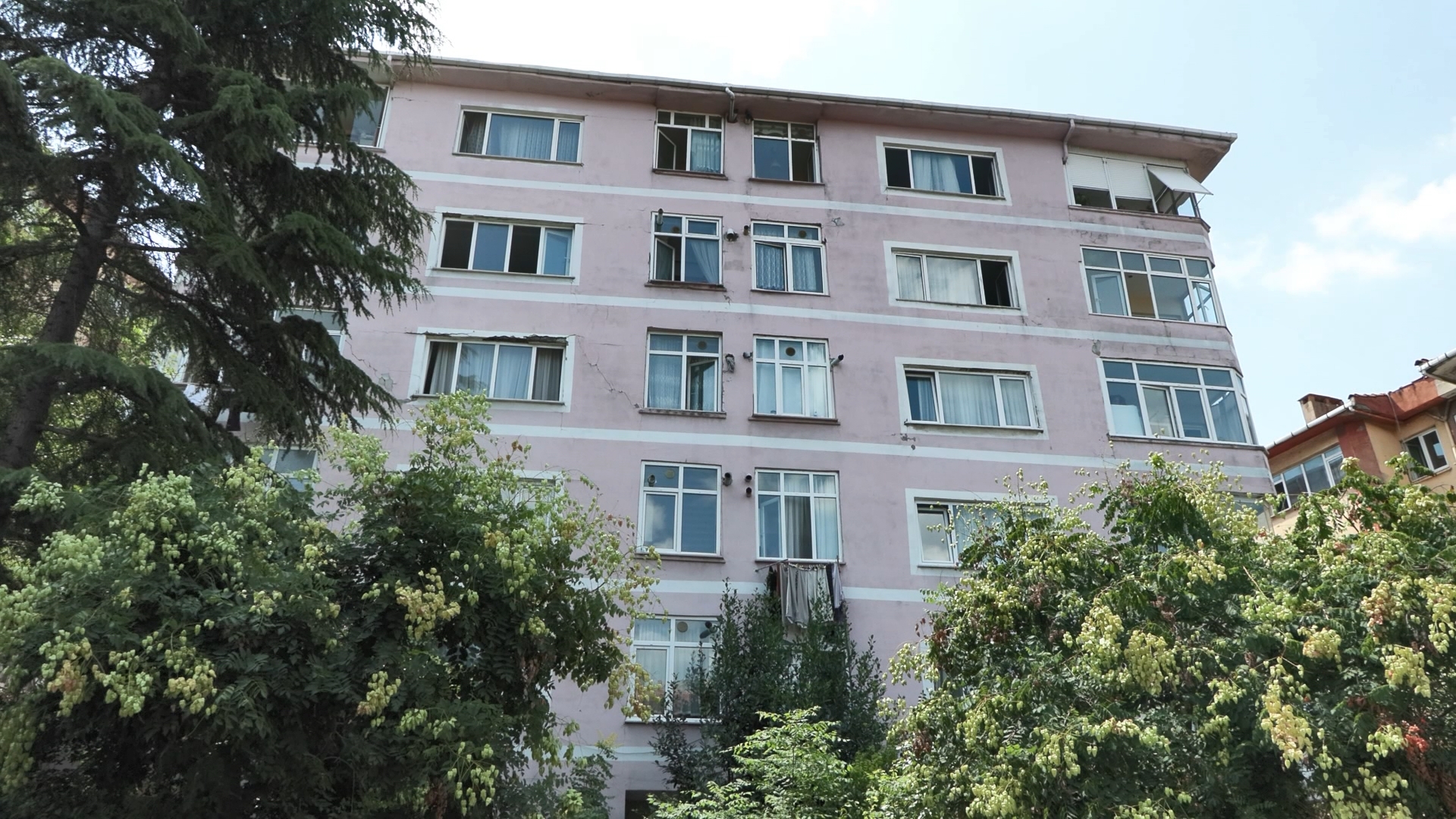 istanbul bahcelievlerde yuzlerce kisinin oturdugu sitede binalarin cephesinde catlak zemininde bosluk olustu 66a0dbfa05329
