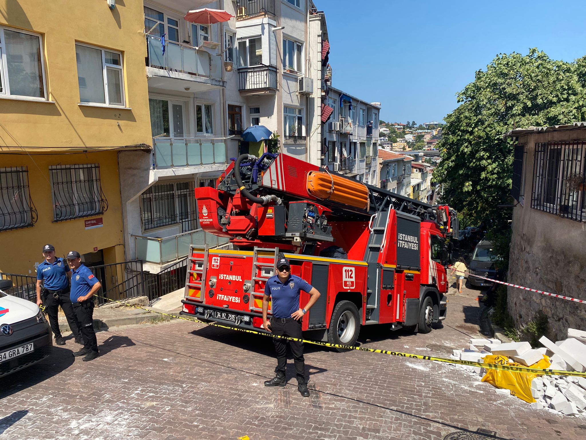 BEŞİKTAŞ'TA KAMYON BİNAYA ÇARPTI!