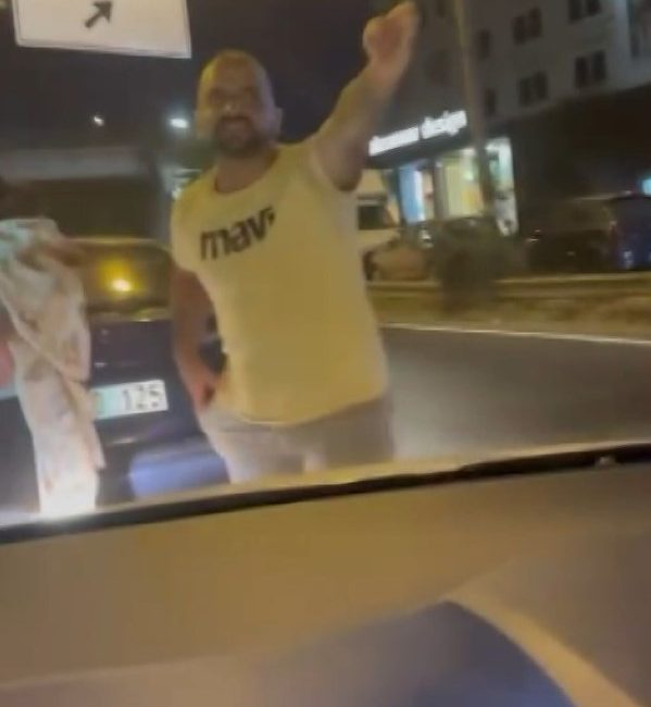 İstanbul Küçükçekmece’de meydana gelen trafik kazasında araçlardan inenler arasında kavga