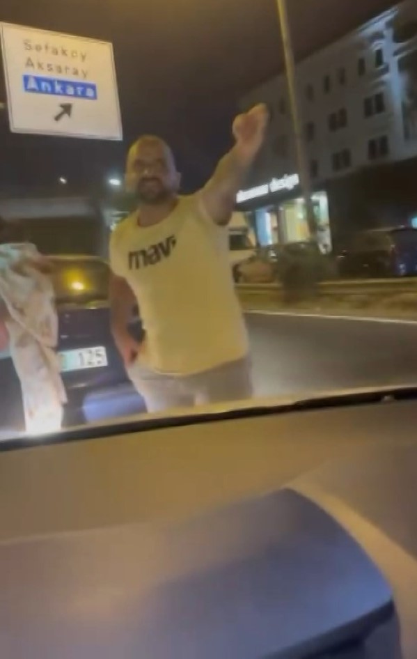 Küçükçekmece'de Kaza Sonrası Araçta Çıkan Kavga Kameralara Yansıdı