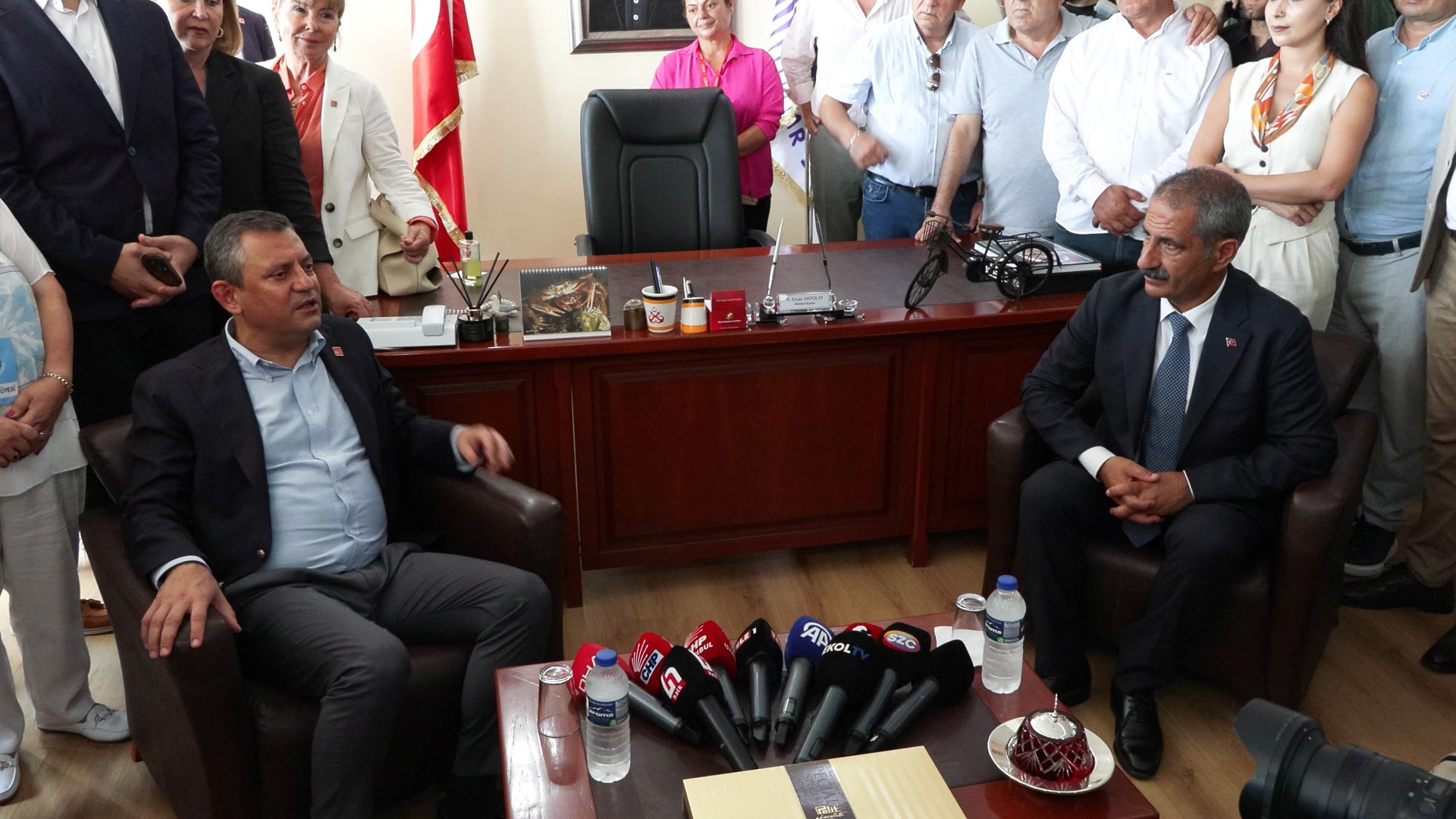 Özgür Özel: "Belediyeleri Maaş Ödeyemez Hale Getirmeye Çalışıyor"