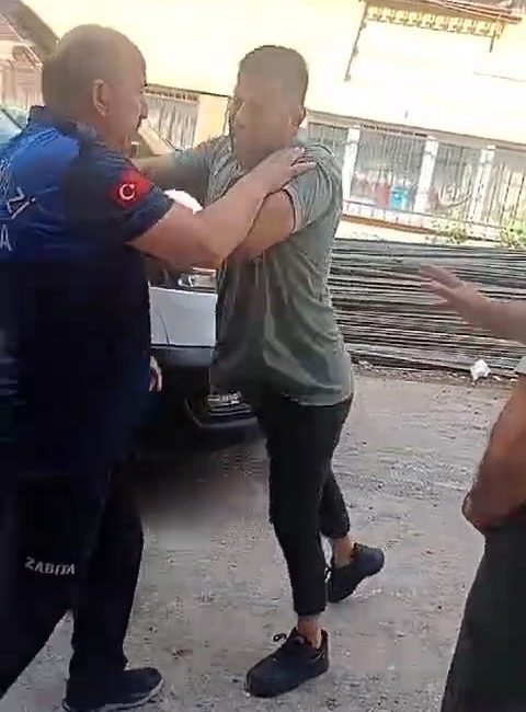 Sultangazi ilçesinde zabıta memurları, bir ihbarı değerlendirmek için geldikleri olay