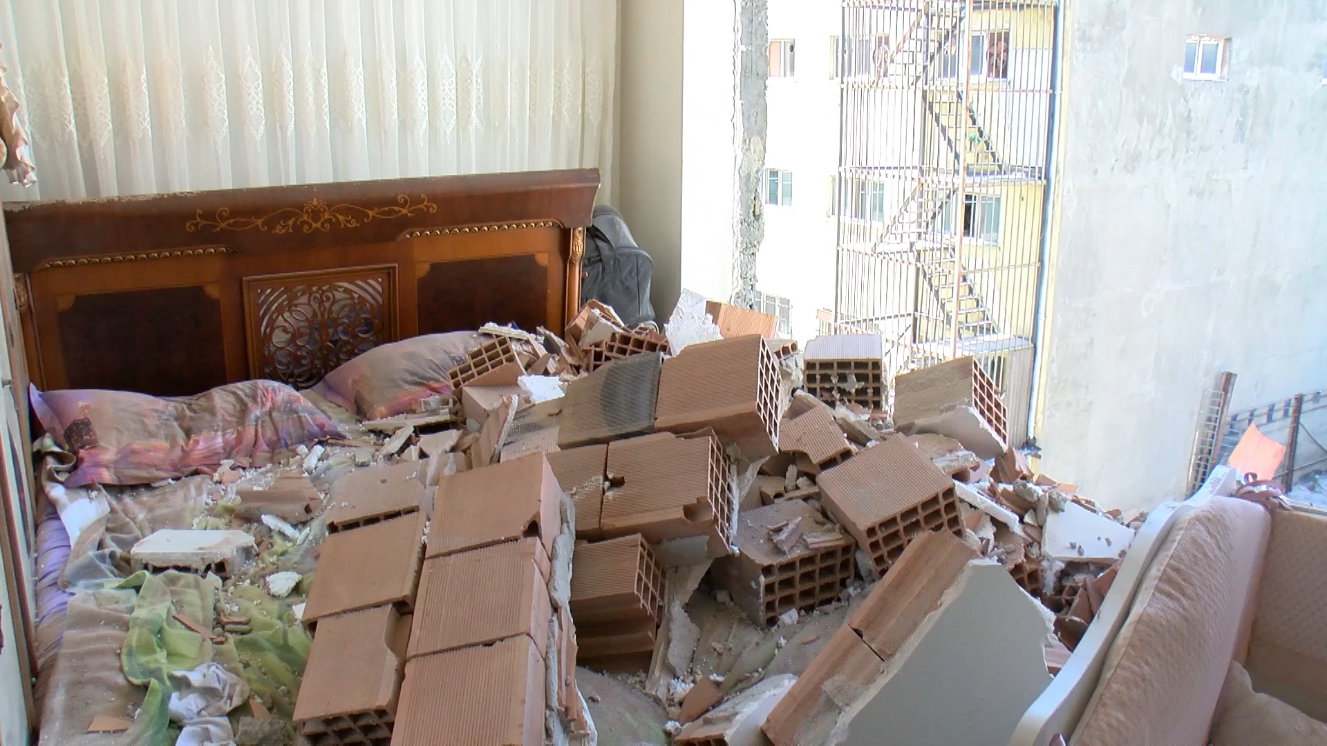 istanbul sultangazide yikim calismasi sirasinda yan binanin duvarlari yikildi 66957f5d2c11e