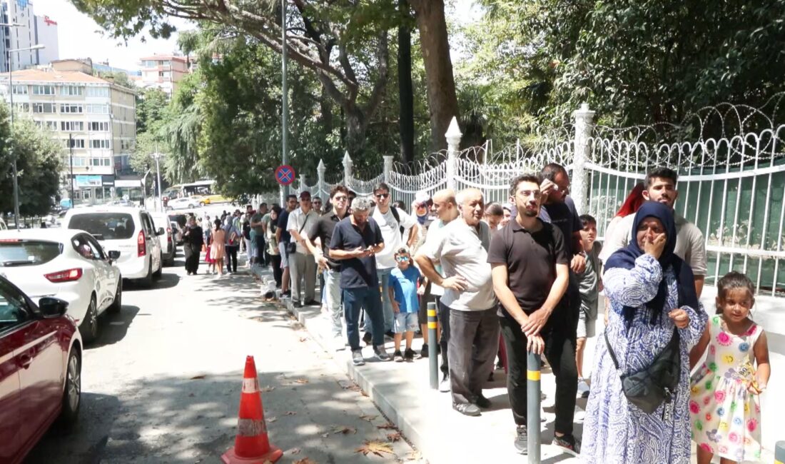 Yıldız Sarayı’nın restorasyonunun tamamlanmasının ardından ziyaretçi akınına uğradığı bildirildi. Cumhurbaşkanı