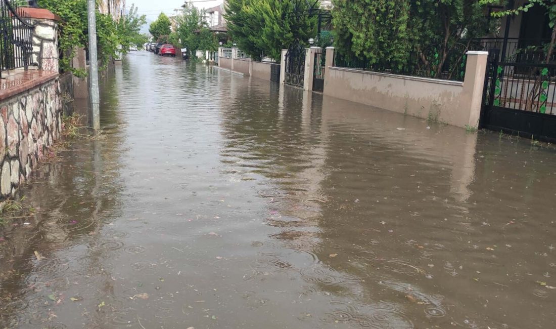 İzmir’de Meteoroloji Genel Müdürlüğü’nün uyarısı üzerine gök gürültülü sağanak yağış