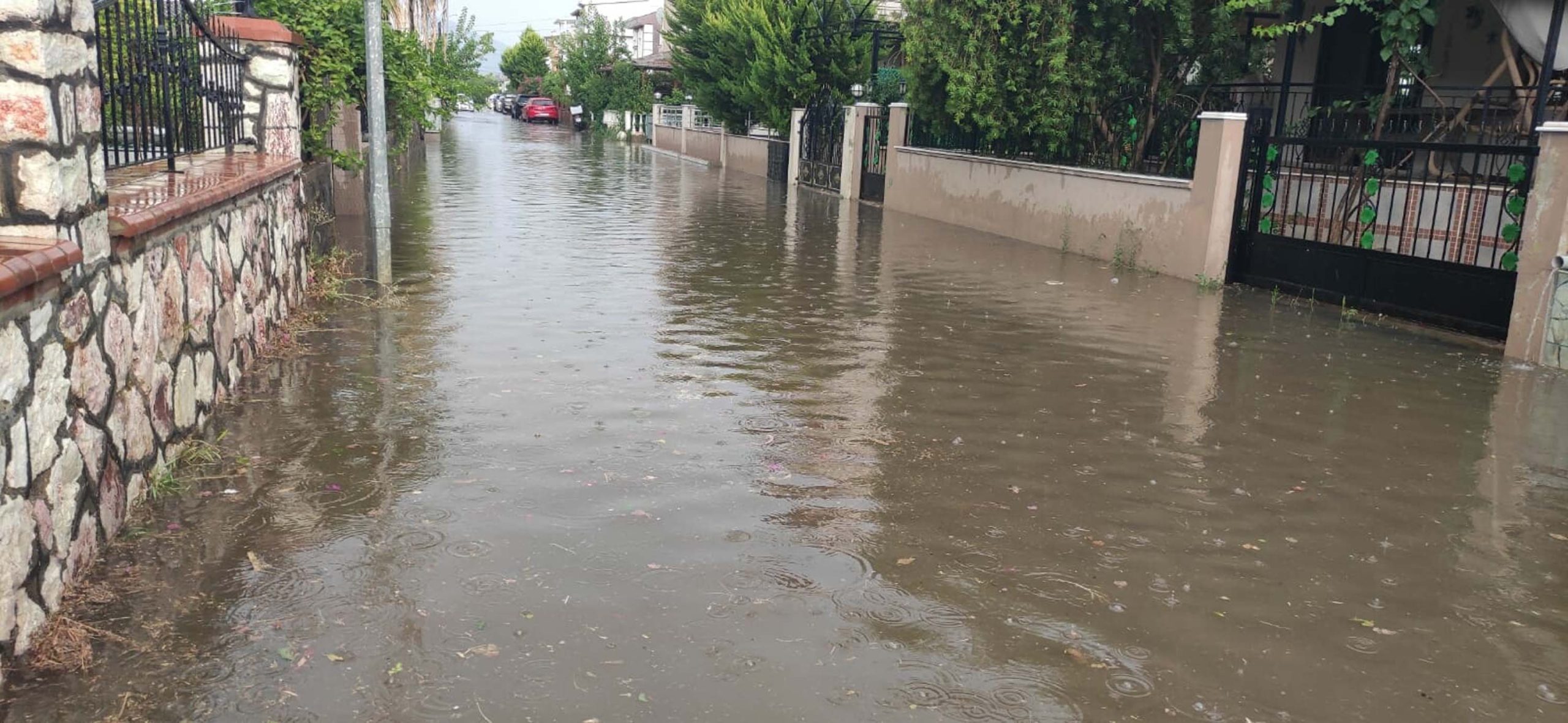 İzmir'de Gök Gürültülü Sağanak Sonucu Cadde ve Sokaklar Sular Altında