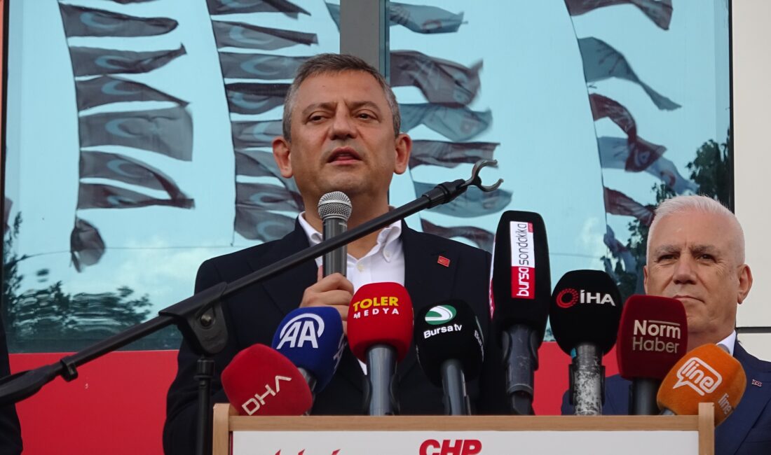 CHP Genel Başkanı Özgür Özel, Nilüfer İlçe Başkanlığı’nı ziyaret ederek