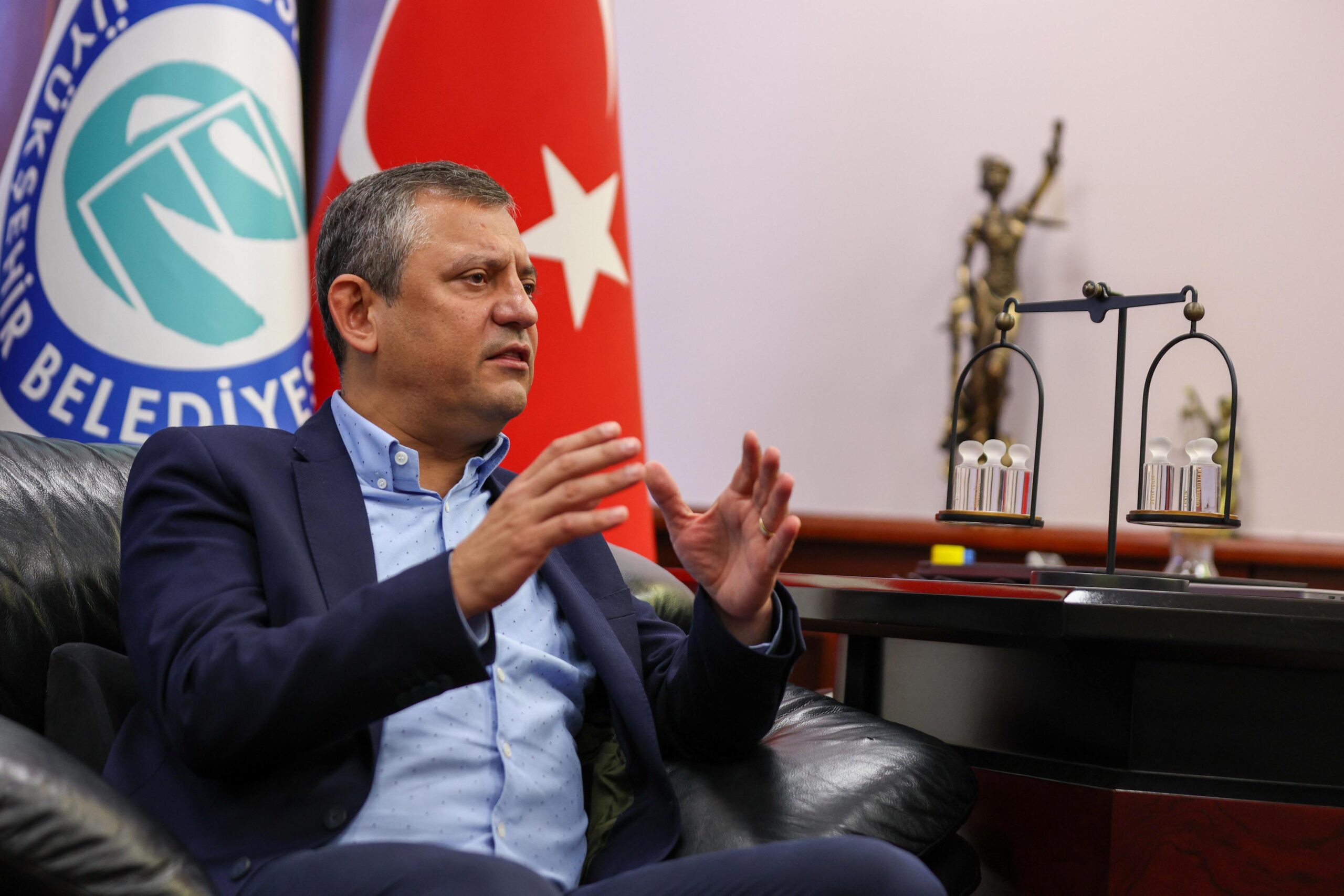 Özgür Özel, Eskişehir Belediyesi'ni Ziyaret Etti: Gençlere Müjde Verdi