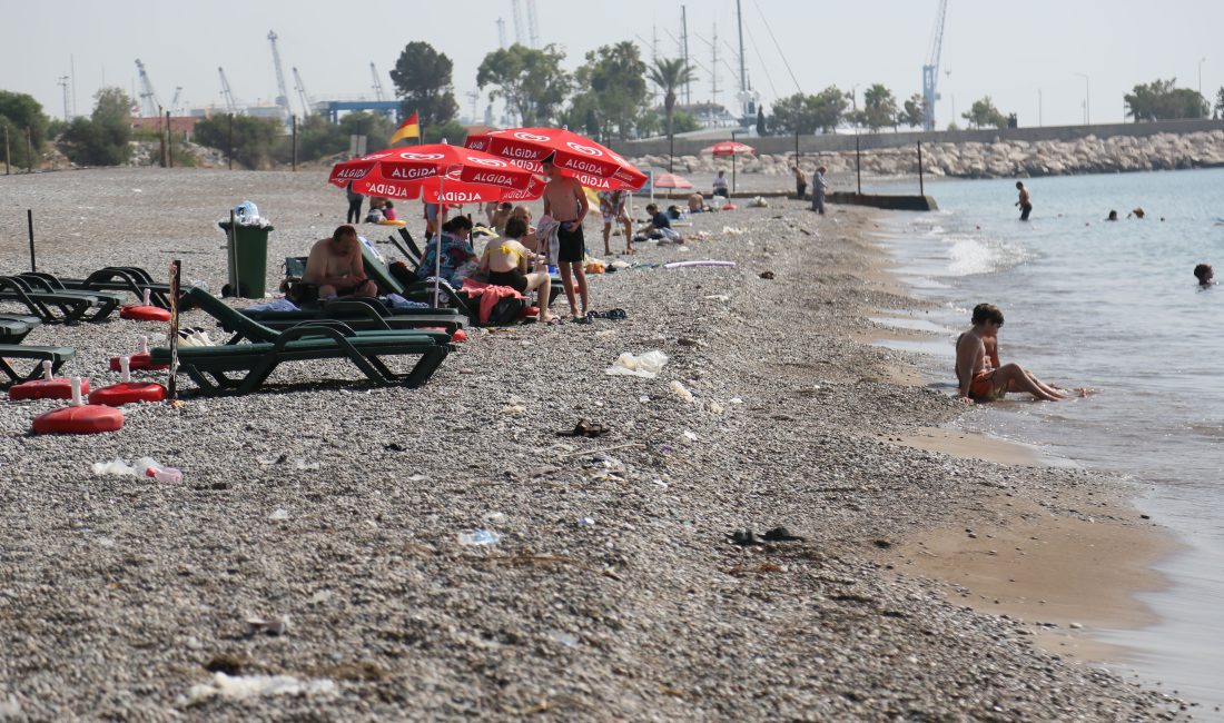 Antalya’nın Sarısu Plajı, plastik