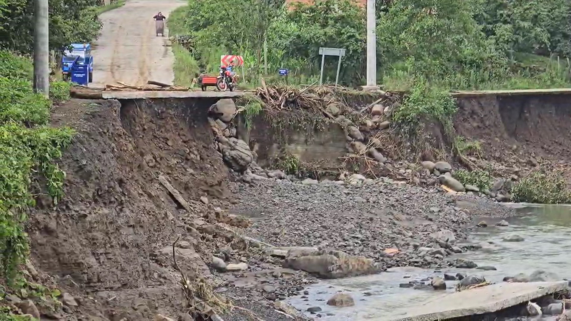 Samsun'da Yoğun Yağışlar Sonrası Terme İlçesinde Bağlantı Yolu Çöktü
