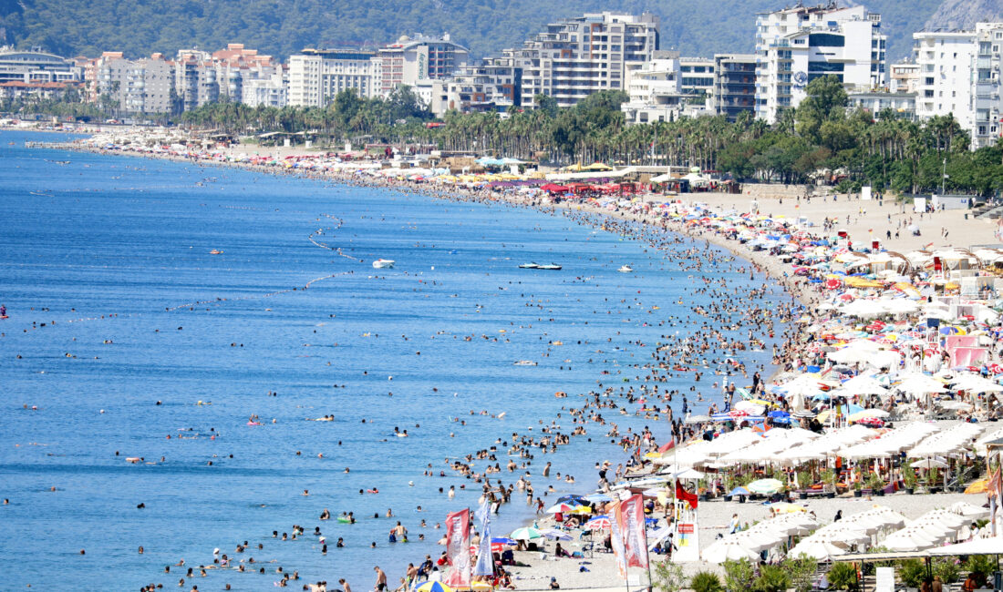 Antalya’nın sıcak havasından bunalanlar, serinlemek için Konyaaltı Sahili’ni tercih ediyor.