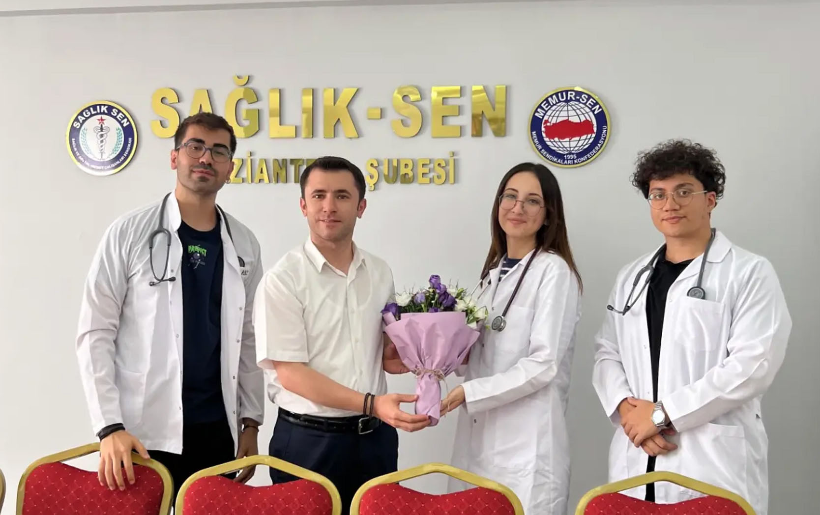 SAĞLIK-SEN'DEN TIP FAKÜLTESİ ÖĞRENCİLERİNE STETOSKOP DESTEĞİ