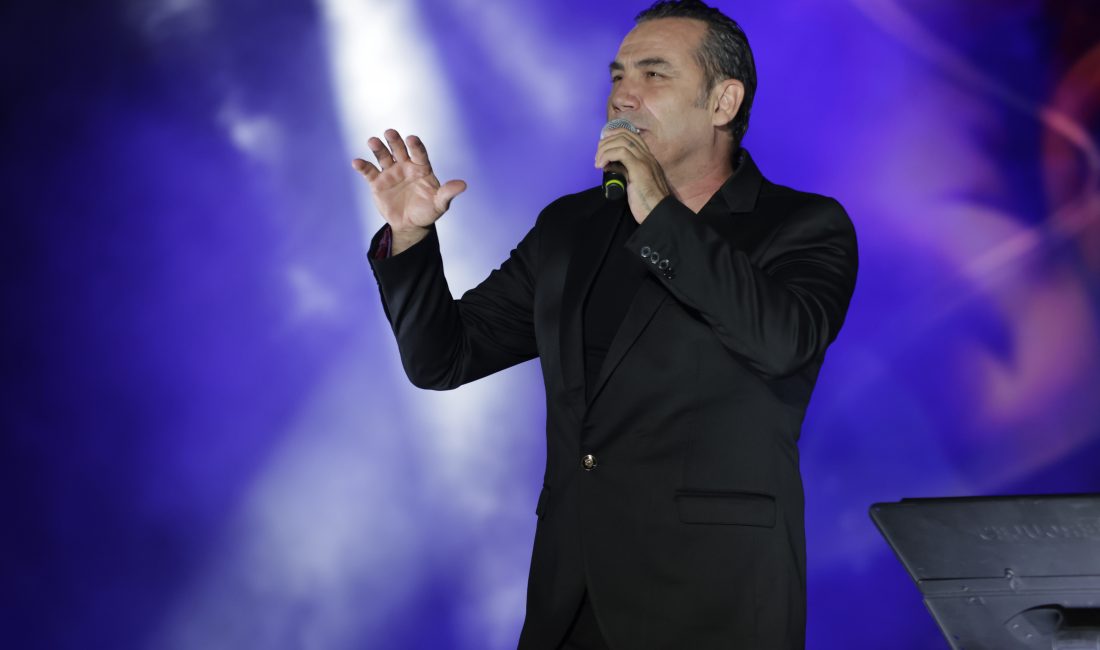 Van Kültür Yolu Festivali’nin son gününde sahne alan şarkıcı Ferhat