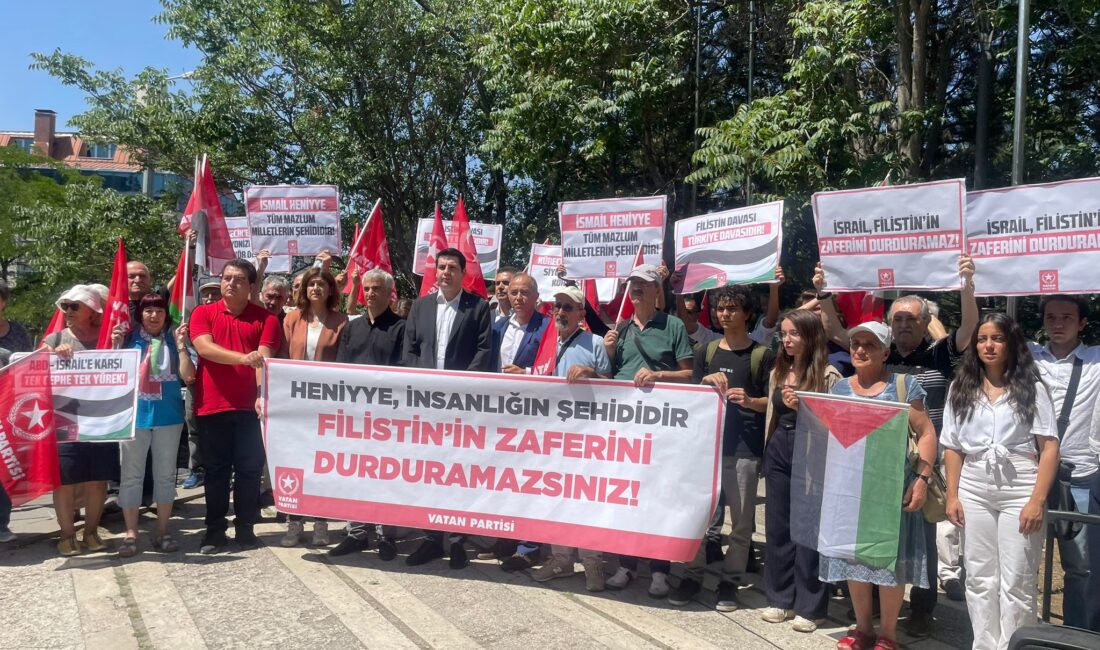 Ankara’da Vatan Partisi üyelerinden oluşan bir grup, İsrail Büyükelçiliği önünde