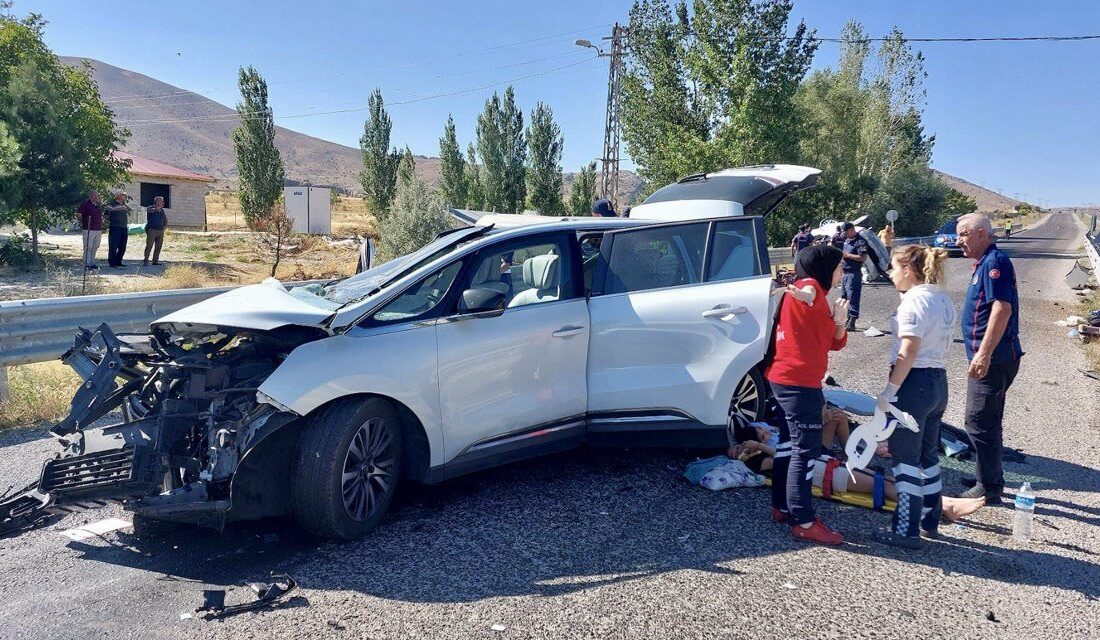Kahramanmaraş’ın Göksun ilçesinde iki otomobilin çarpışması sonucu trafik kazası meydana