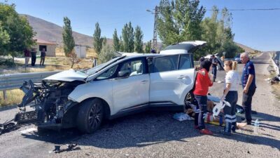 Kahramanmaraş’ın Göksun ilçesinde iki otomobilin çarpışması sonucu trafik kazası meydana