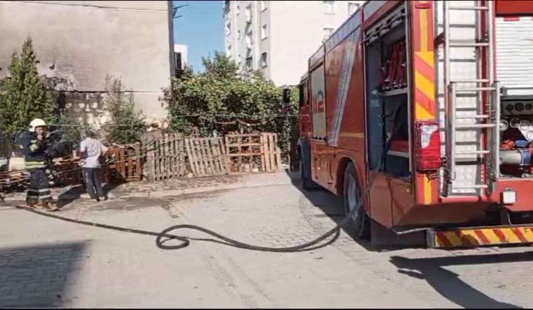 Kahramanmaraş'ta bir binada başlayan yangın paniğe neden oldu.  