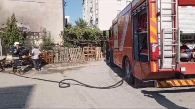 Kahramanmaraş'ta bir binada başlayan yangın paniğe neden oldu.  