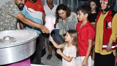 Kadirli Kaymakamı Erdinç Dolu’nun eşi Şenay Yerli Dolu, depremzede çocuklarla