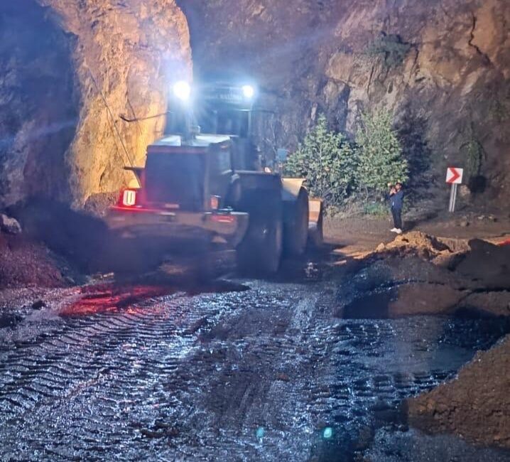 Büyükşehir Belediyesi, Onikişubat’ın kırsal mahallelerinden Sarıgüzel ve Hacıbudak’ta heyelandan dolayı