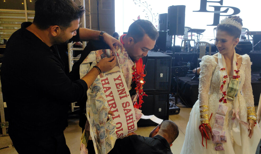 Mesut MADAN/BURDUR, -BURDUR’da düğün yapan Burak Gümüşay’un yakasına (30), arkadaşları