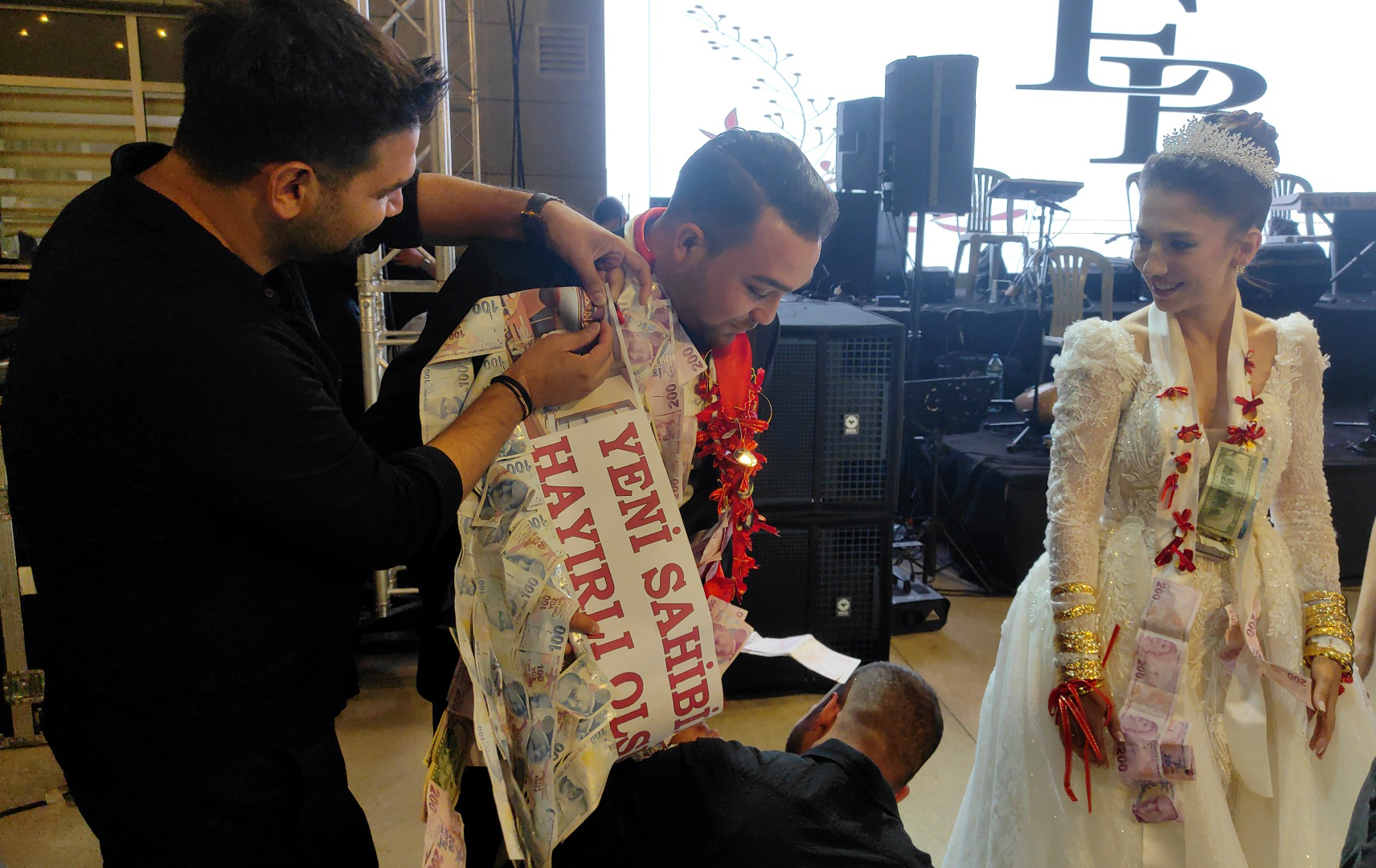 Arkadaşlarından damada 'Yeni sahibine hayırlı olsun' takısı