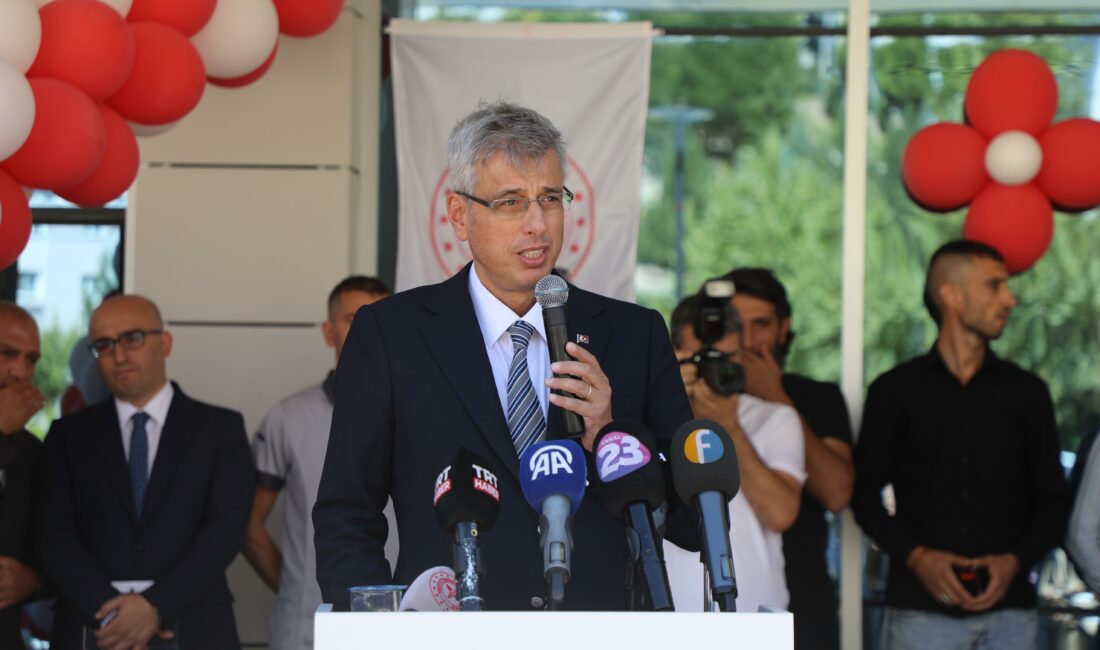 Sağlık Bakanı Kemal Memişoğlu, Elazığ’a ziyaret gerçekleştirdi. Elazığ Valiliği’ni ziyaret