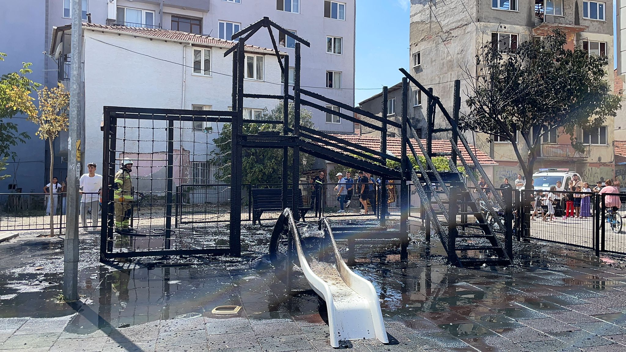 Bursa’da çocuk parkında yangın/ Ek fotoğraflar 1 Bursa’da çocuk parkında yangın/ Ek fotoğraflar