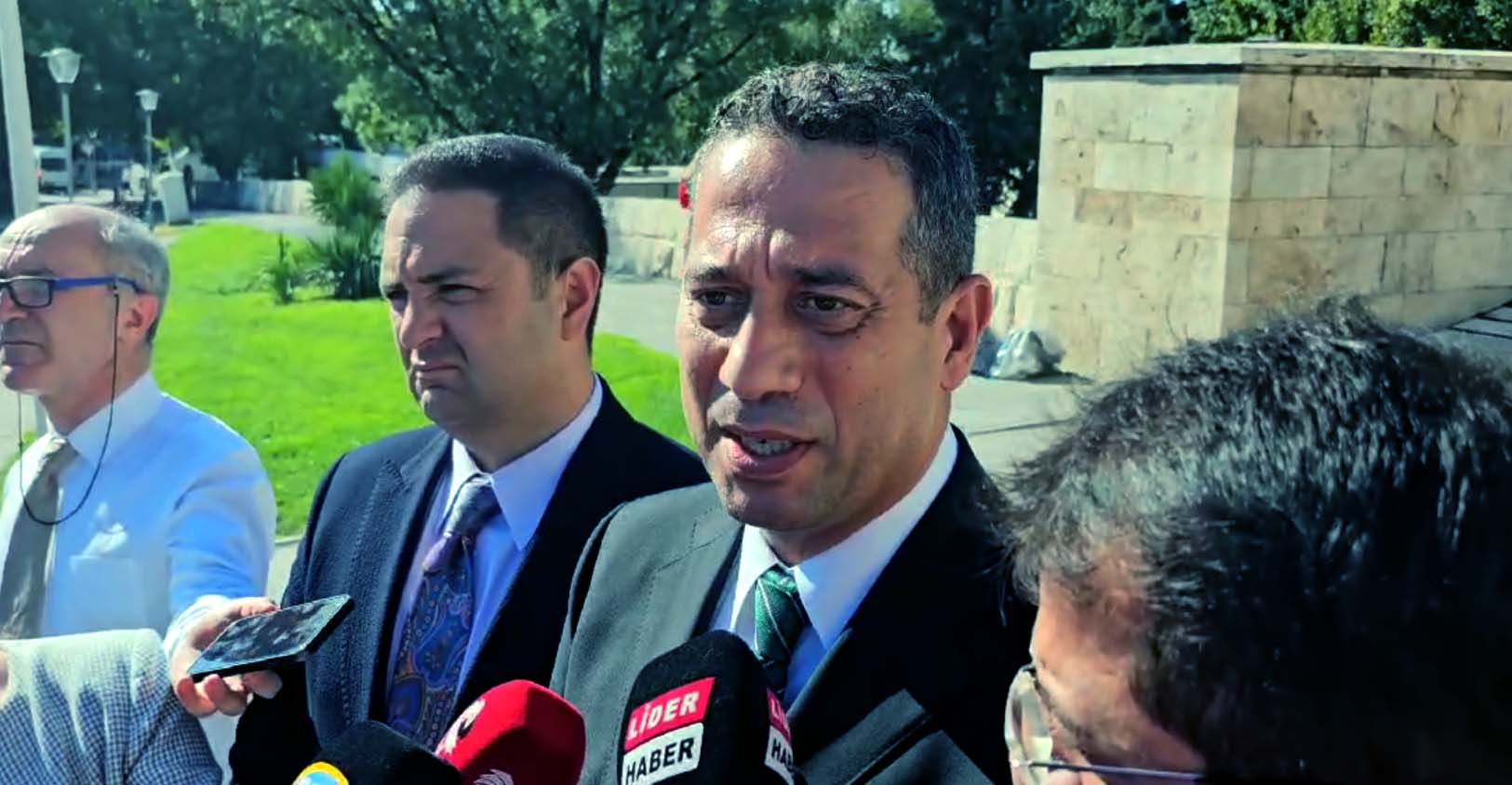 CHP'li Başarır: Özgür Özel'in ayağında kırık oluştu