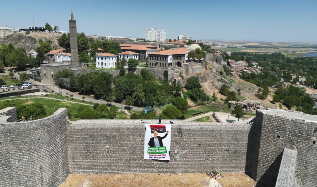 Diyarbakır’da, Hamas Siyasi Büro Şefi olarak atanan Yahya Sinvar’ın posteri,