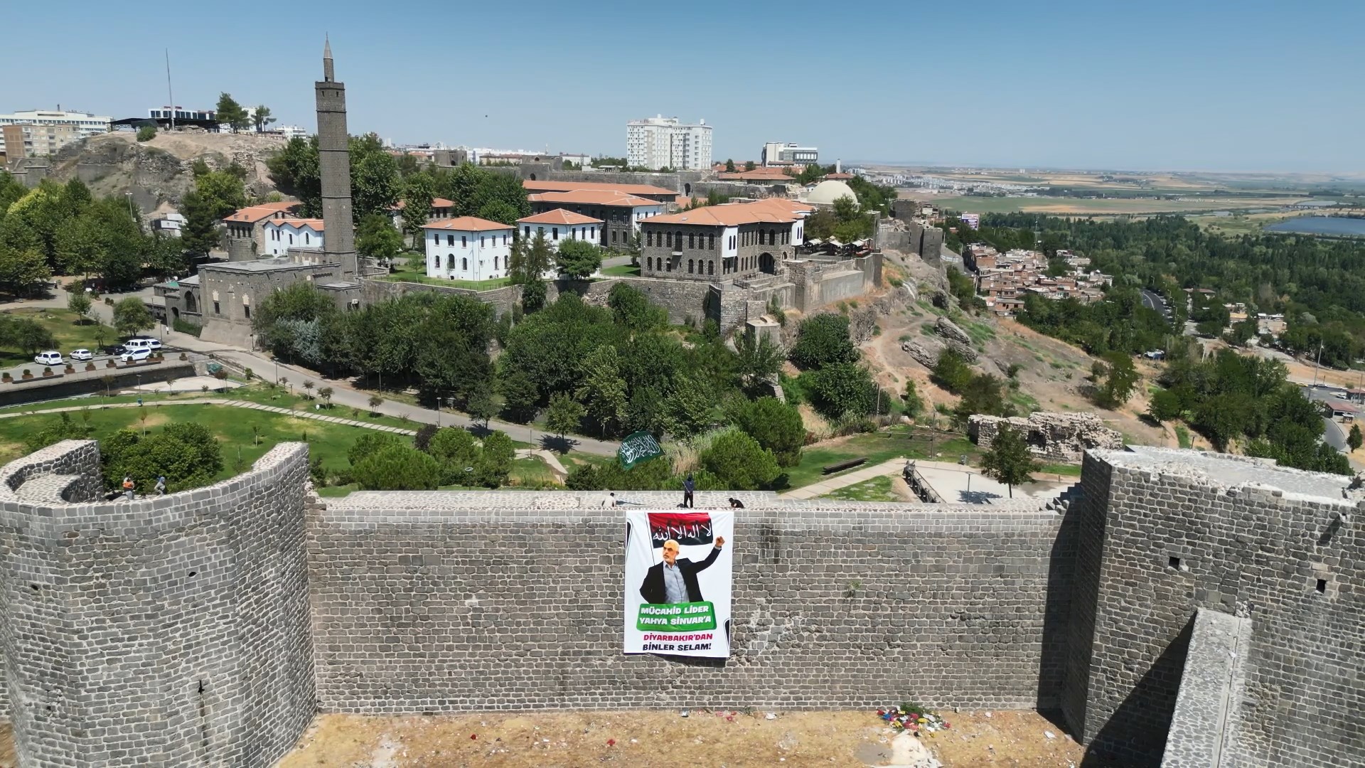 Diyarbakır'da tarihi surlara Hamas'ın yeni lideri Sinvar'ın posteri asıldı