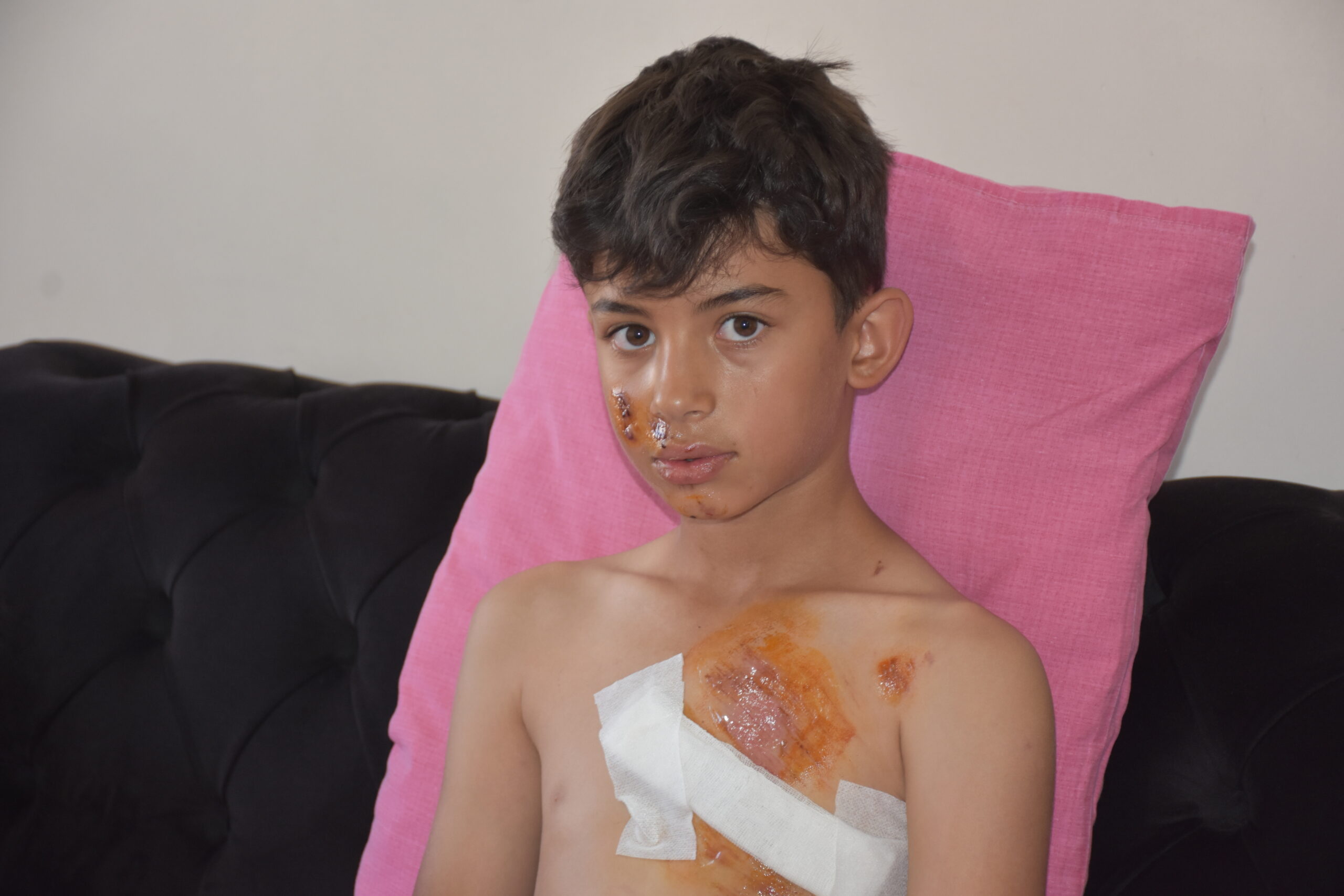 Duvarda açıkta kalan inşaat demiri, Gürkan'ın göğsüne saplandı