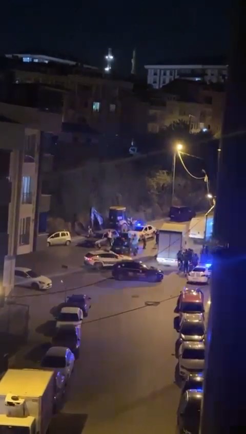 İstanbul Arnavurtköy'de nakliye kamyonuyla göçmen kaçakçılığı: 19 kişi yakalandı