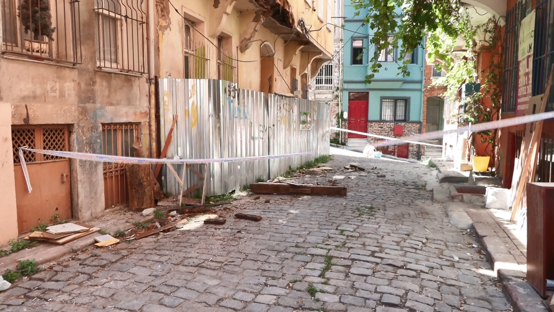 İstanbul Balat’ta 2 katlı ahşap binada balkon çöktü