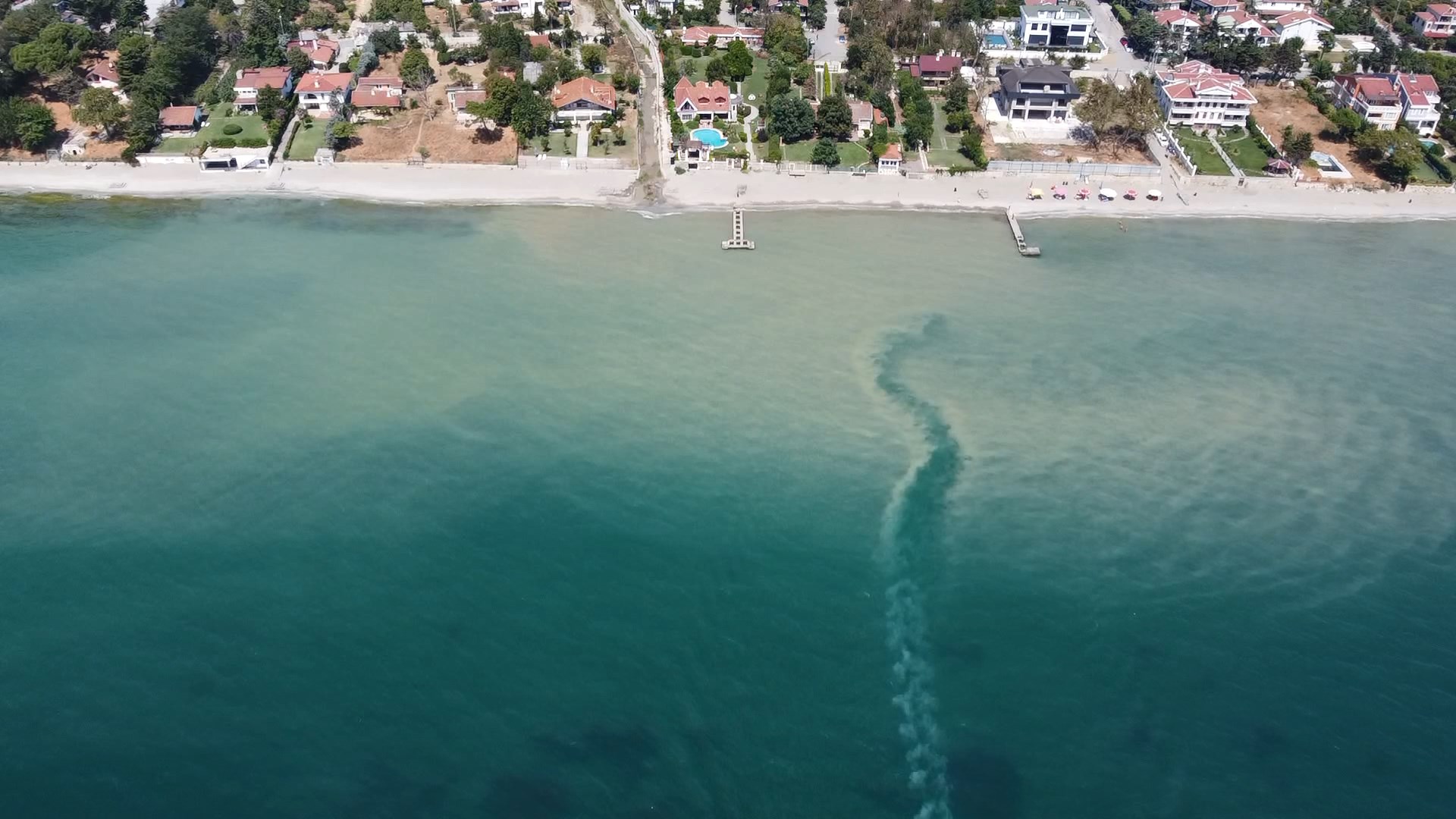 İstanbul Büyükçekmece'de denizin rengi kahverengiye döndü