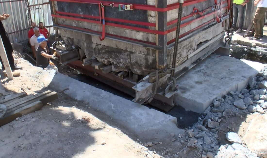 Fatih Mevlanakapı’da bulunan tarihi ‘Hacı Evliya Çeşmesi’, yapılaşmanın ve trafik