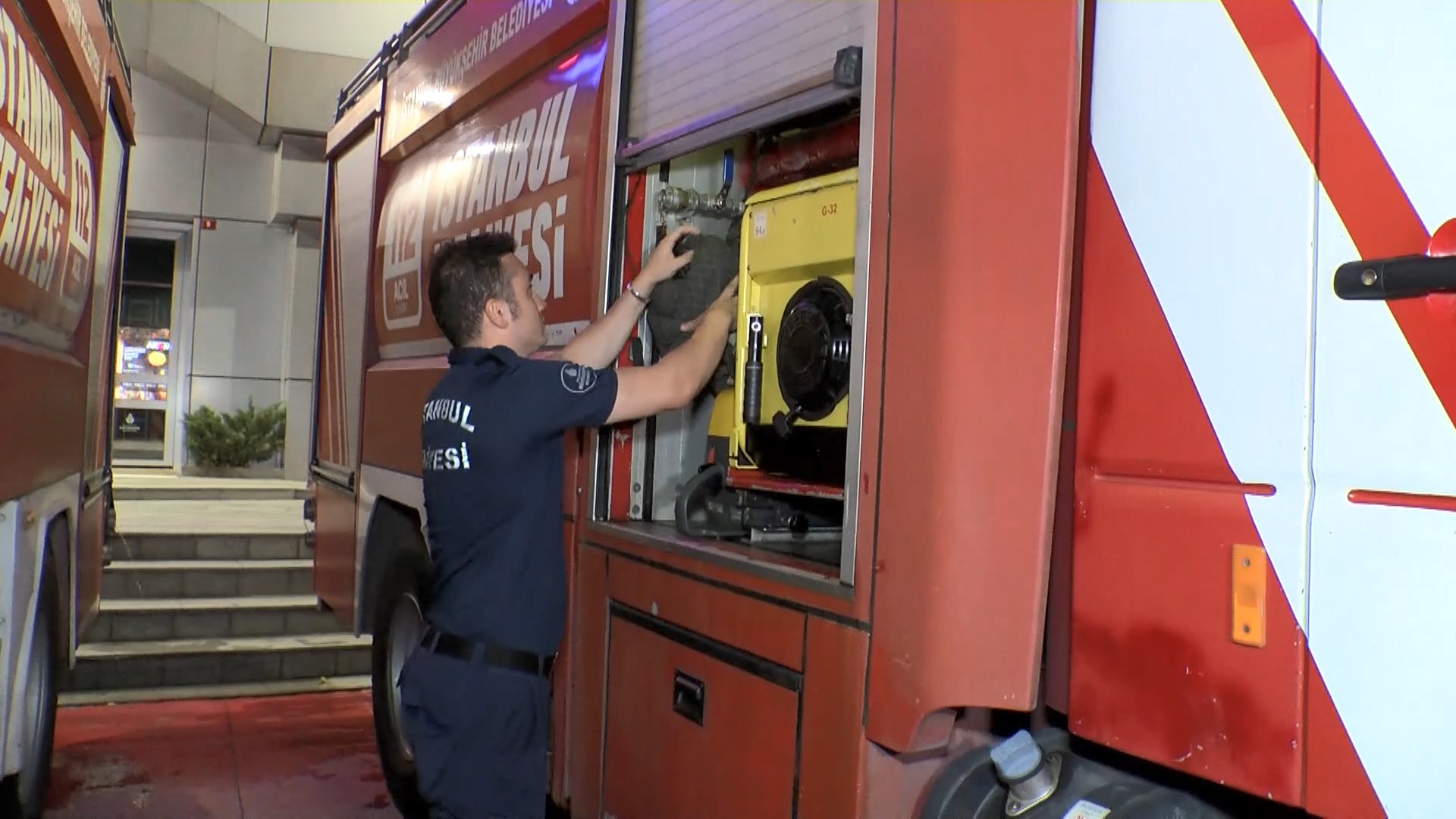 İstanbul İtfaiyesi, söndürme çalışmalarına destek olmak için 7 araç, 31 personel ile İzmir'e doğru yola çıktı İstanbul İtfaiyesi, söndürme çalışmalarına destek olmak için 7 araç, 31 personel ile İzmir'e doğru yola çıktı