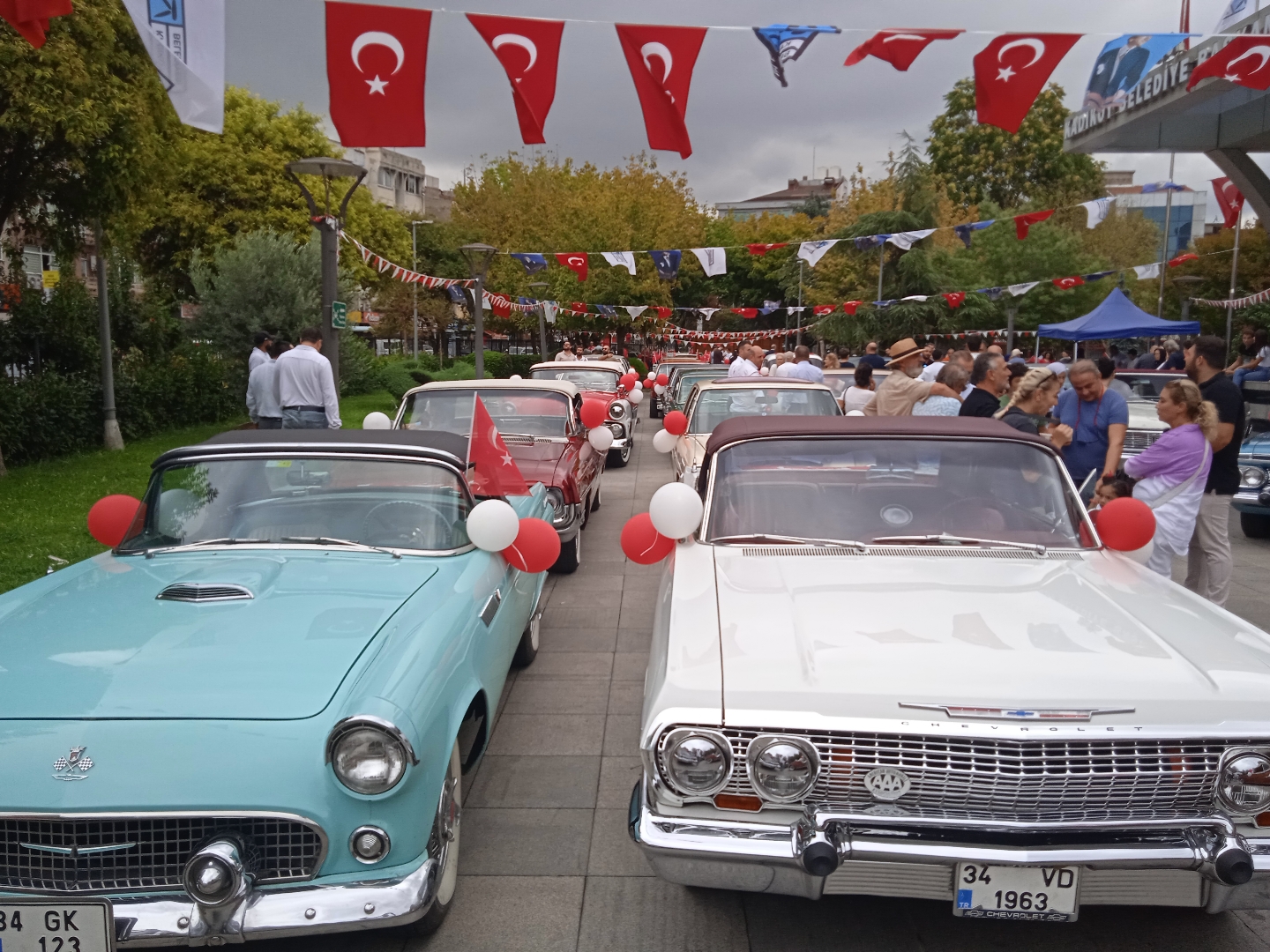 İstanbul Kadıköy'de klasik otomobillerden 30 Ağustos konvoyu