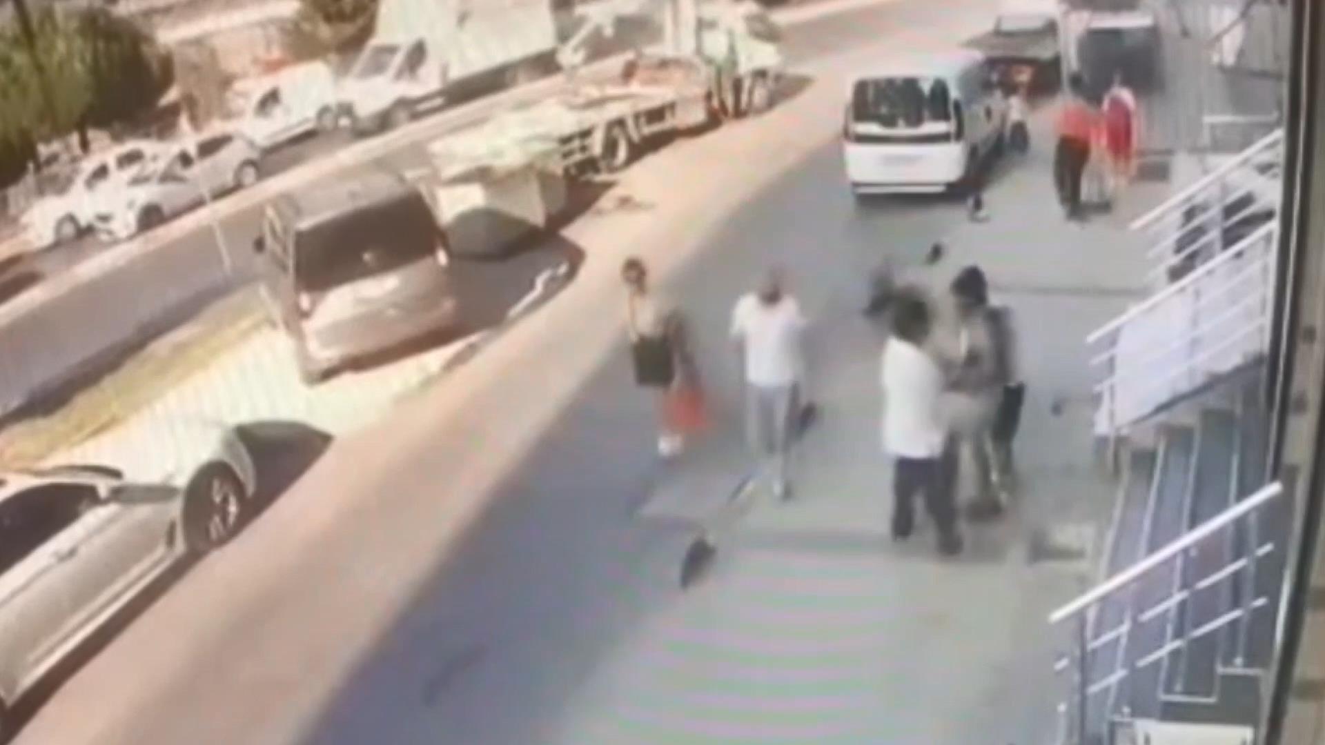 İstanbul Küçükçekmece'de güpegündüz gasp girişimi kamerada