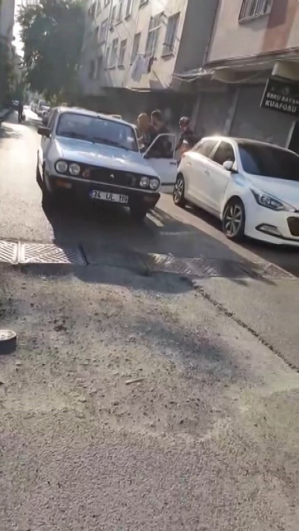 İstanbul Küçükçekmece'de tamircideki arızalı aracı çaldılar; kaçmaya çalışırken yakalandılar