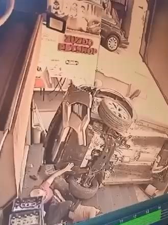Maltepe’de yaşanan olayda, caddeden sokağa dönmek isteyen bir cip sürücüsü