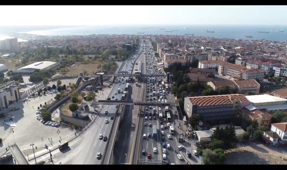 İSTANBUL – İstanbul Büyükşehir Belediyesi (İBB) ekiplerince metrobüs hattında başlatılan