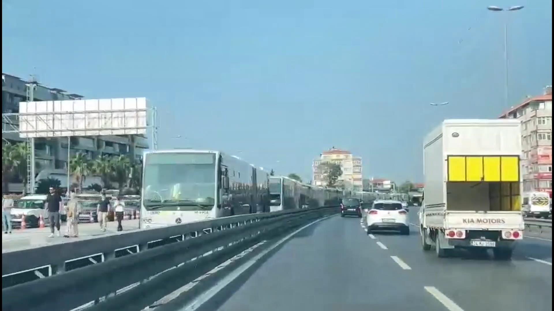 İstanbul Metrobüs kazası sonrası trafik yoğunluğu