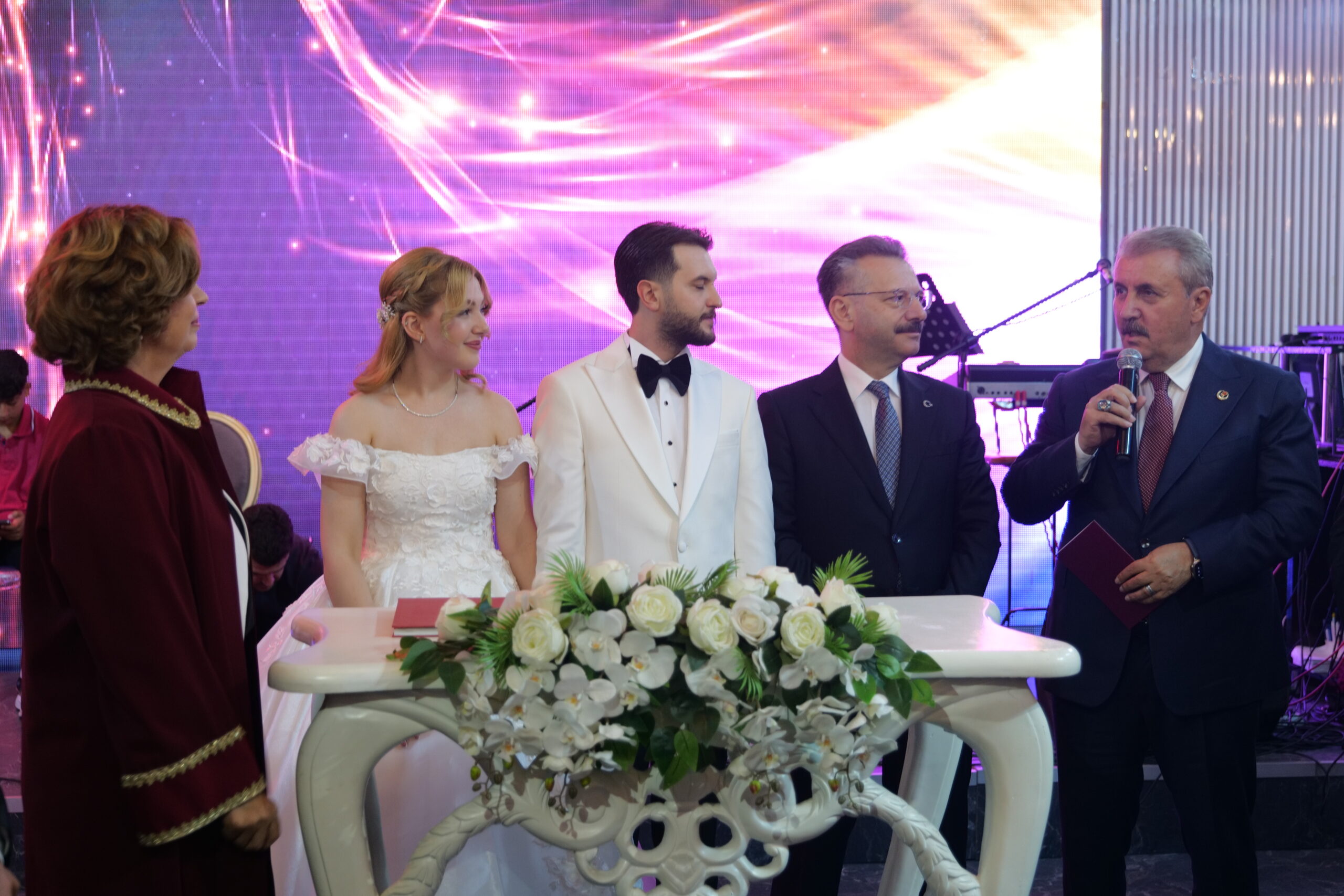 Mustafa Destici, Eskişehir'de Akdoğan ailesinin düğününe katıldı