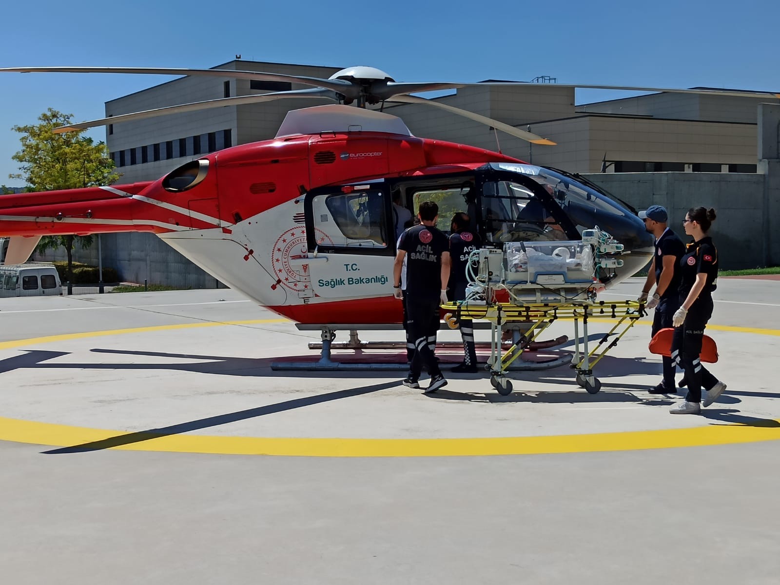 Prematüre doğan ve solunum sorunu yaşayan bebek, ambulans helikopterle Eskişehir'e getirildi