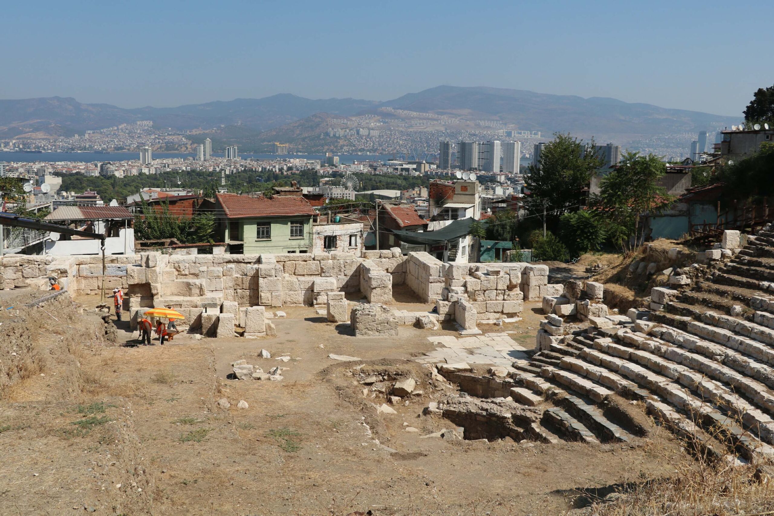 Smyrna Tiyatrosu'nun sahne binası gün yüzüne çıkıyor