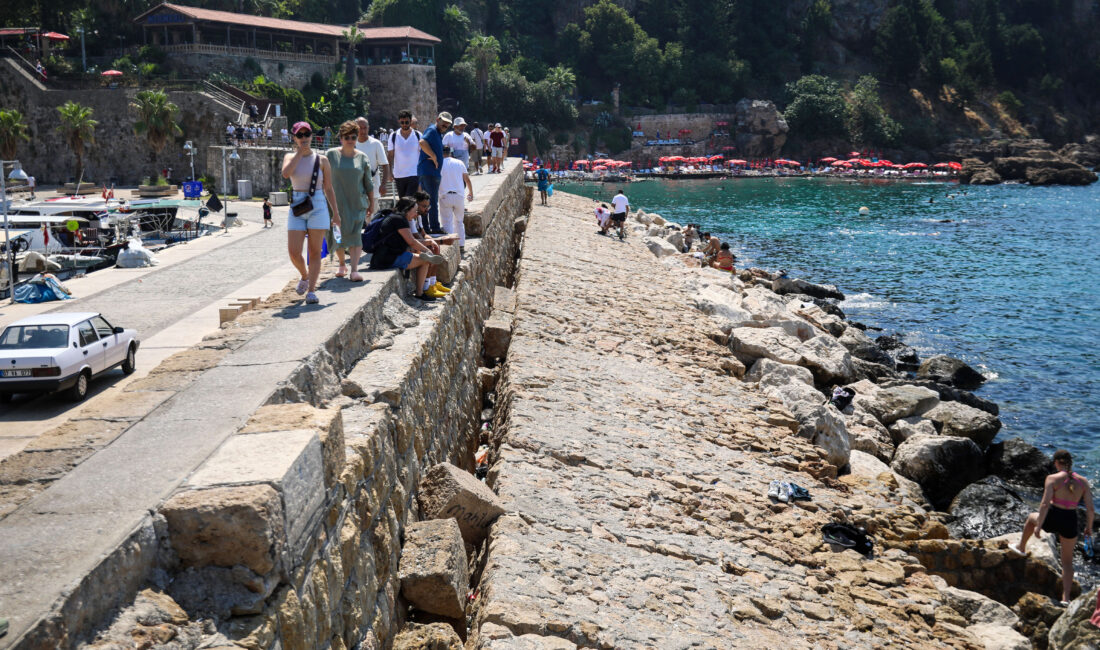 Antalya’nın tarihi Kaleiçi Yat Limanı’nda, 65 yıl önce inşa edilen